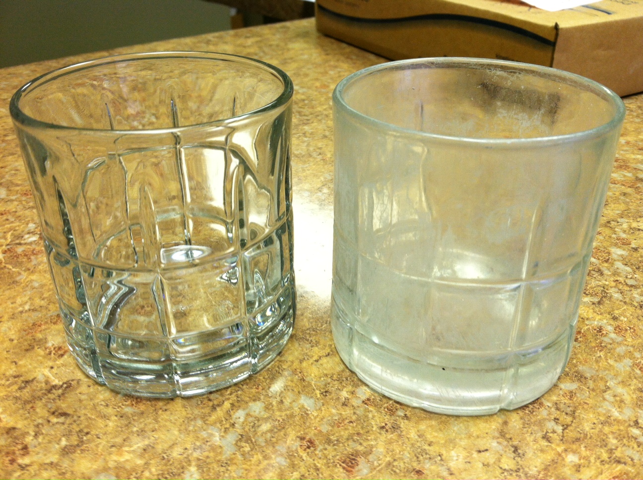 Последствия жесткой воды. Жесткая вода. Разводы на посуде. Известковый налет на стеклянной посуде. Жесткая вода на посуде.