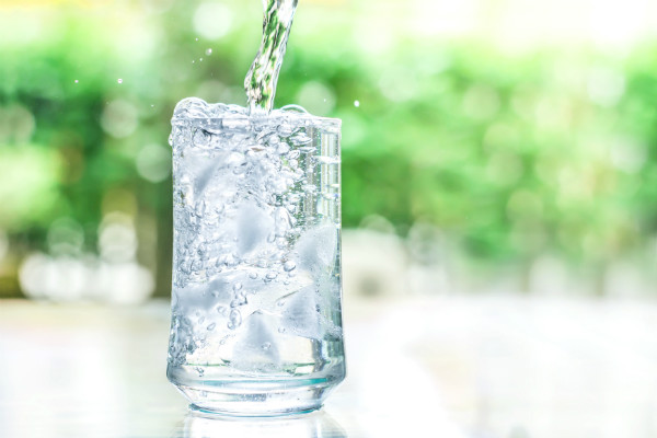 water that is overflowing out of a glass