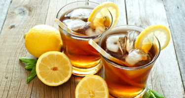 iced tea with lemon wedges in them